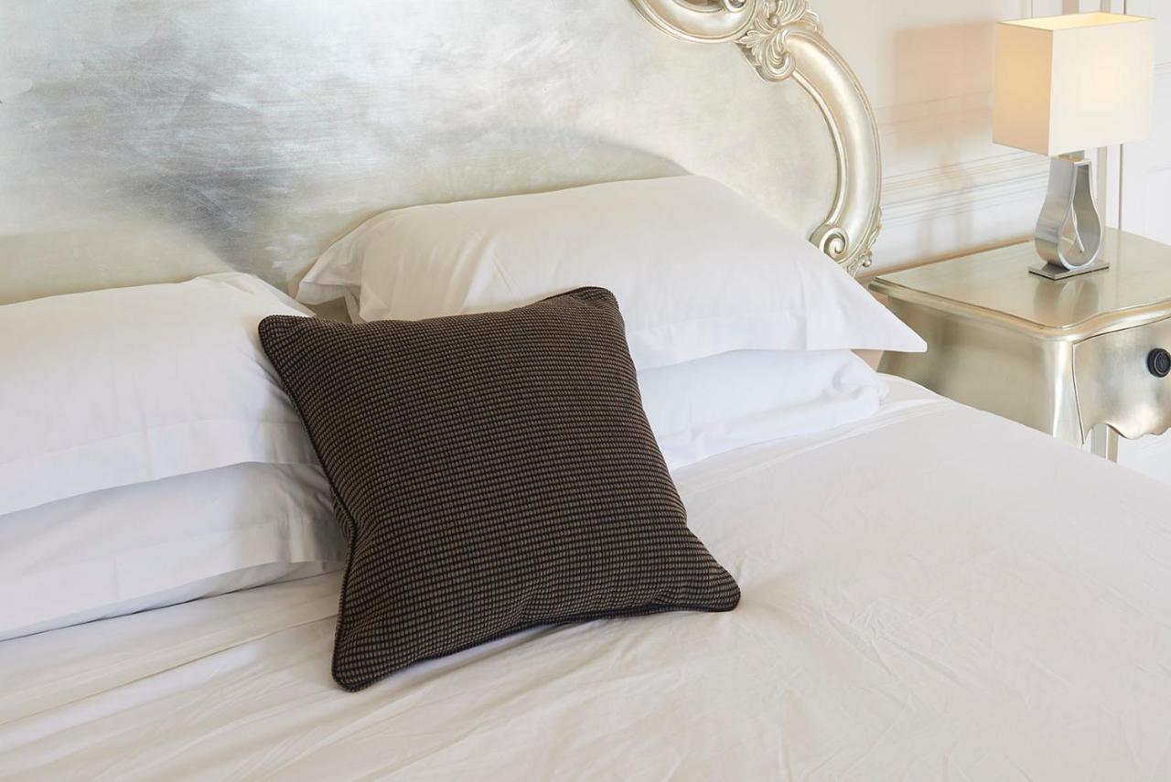 The Bell Inn Hotel Horndon-on-the-Hill Extérieur photo