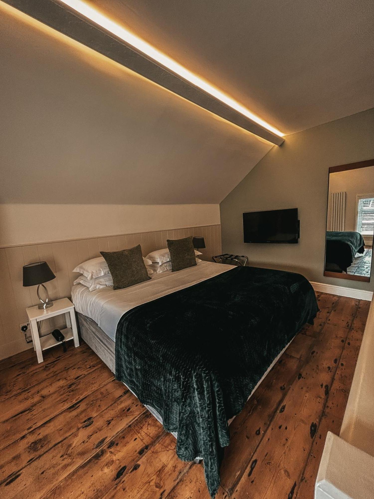 The Bell Inn Hotel Horndon-on-the-Hill Extérieur photo