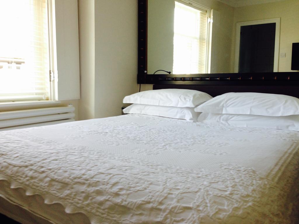 The Bell Inn Hotel Horndon-on-the-Hill Chambre photo