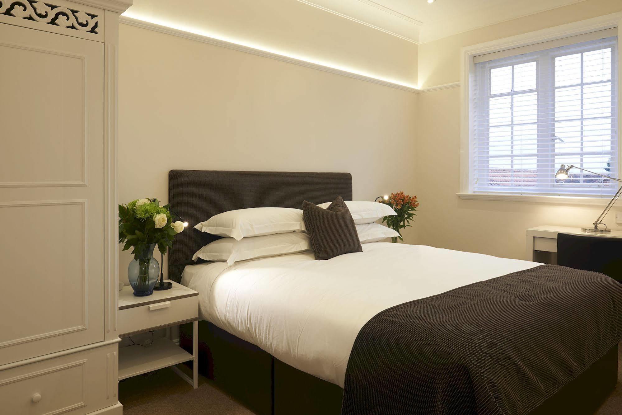 The Bell Inn Hotel Horndon-on-the-Hill Extérieur photo
