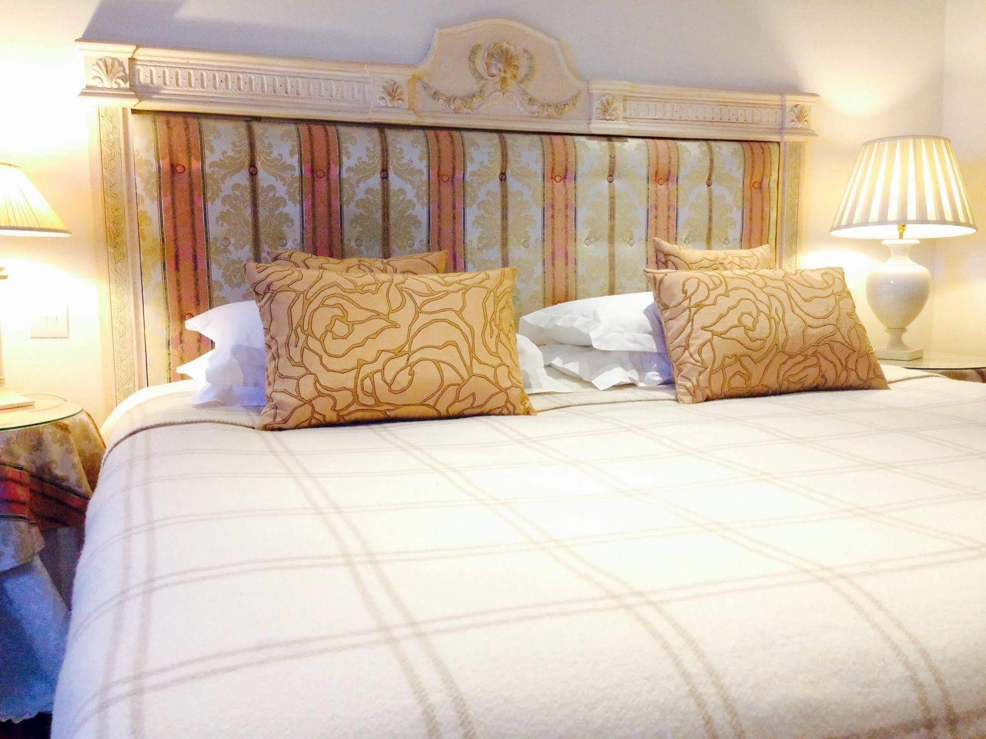 The Bell Inn Hotel Horndon-on-the-Hill Extérieur photo