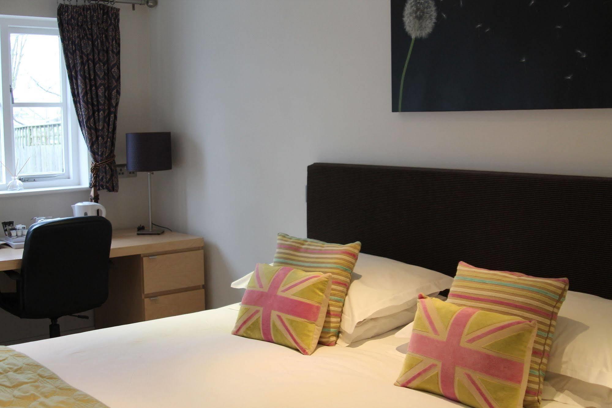 The Bell Inn Hotel Horndon-on-the-Hill Extérieur photo