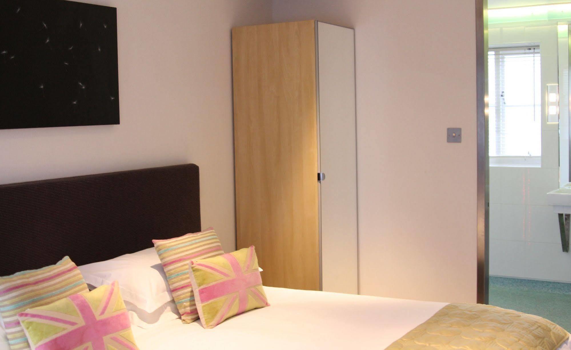 The Bell Inn Hotel Horndon-on-the-Hill Extérieur photo